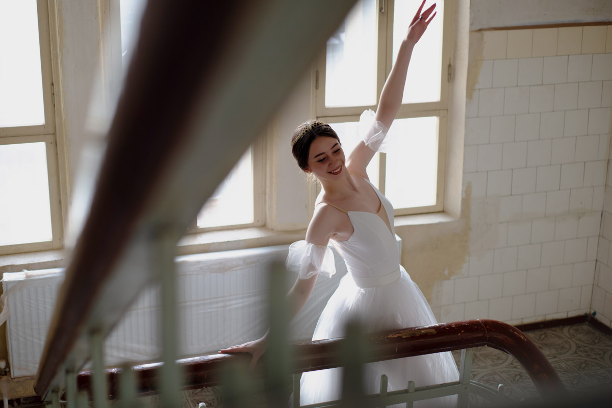 Быть балериной — звучит гордо! Но за великолепной осанкой и невозмутимой грацией стоит долгая изнурительная работа. Встать на пуанты можно только по большой любви к искусству, как это сделала Елизавета Захарченко из Владимира. Она поделилась с «Ключ-Медиа» причинами своего выбора и честно ответила на неудобные вопросы.