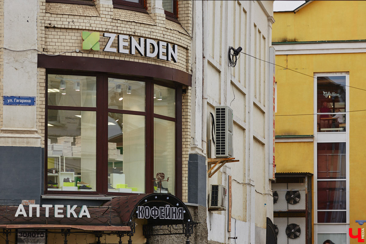 17 декабря 1911 года во Владимирской Городской управе было зарегистрировано дело о разрешении купцам Платонову и Ионову перестроить торговые помещения в торговых рядах, выходящих на Царицынскую улицу. В 1913 году по проекту архитектора Сергея Жарова, который ранее проектировал кинотеатр «Ампир» («Художественный»), построена двухэтажная ротонда с куполом — угловая часть восточной линии Торговых рядов на улице Царицынской (Гагарина). После революции именно в этом корпусе был открыт первый владимирский ГУМ.