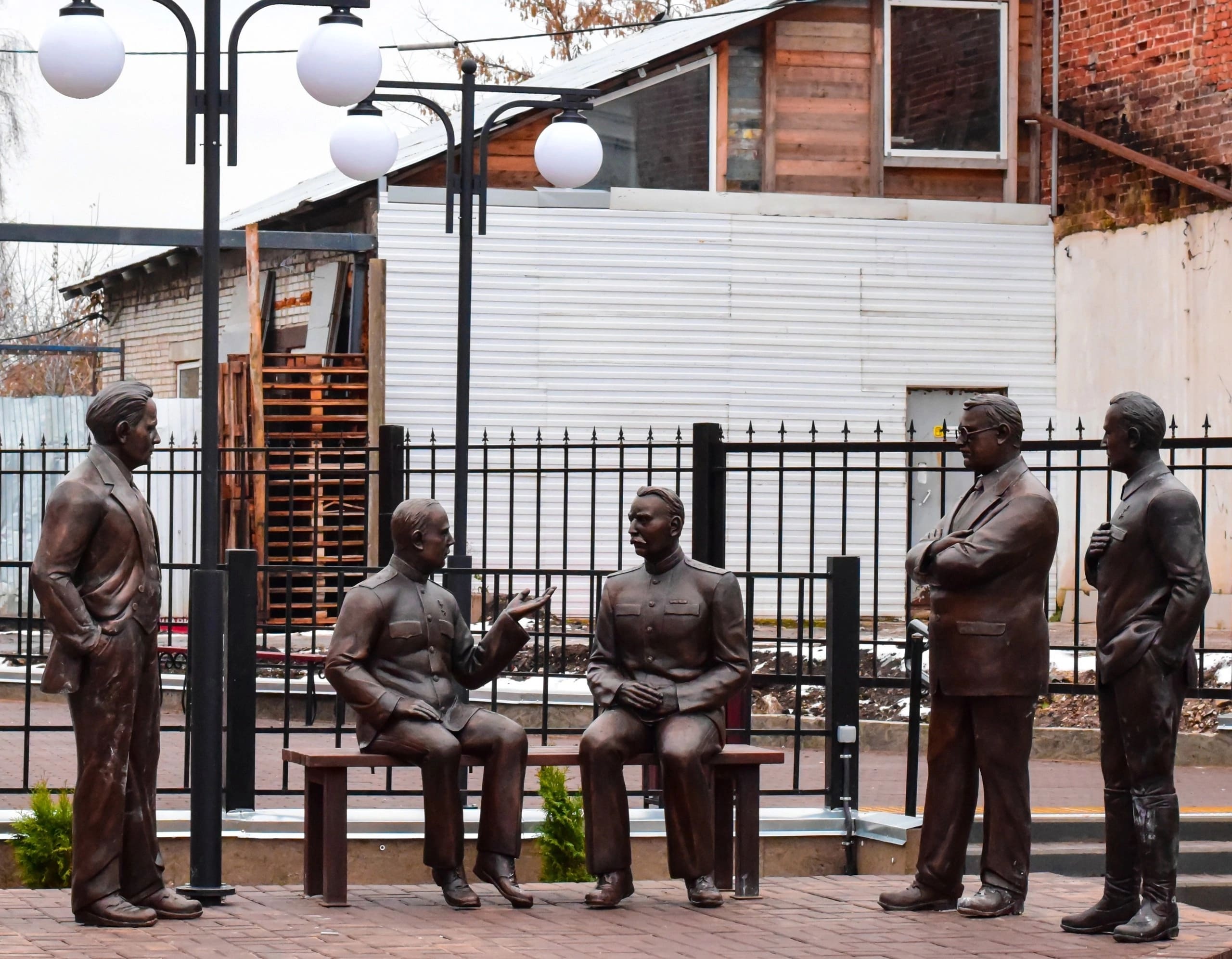 Недавно в Киржаче появился новый памятник, посвященный представителям купеческой династии Соловьевых. Поставили его на деньги местного мецената. Здорово, правда? А вот во Владимире с памятными сооружениями все «не так однозначно». Сейчас разъясним, почему.