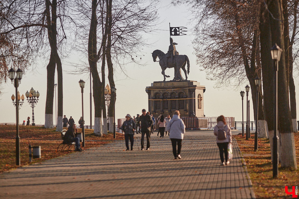 Недавно в Киржаче появился новый памятник, посвященный представителям купеческой династии Соловьевых. Поставили его на деньги местного мецената. Здорово, правда? А вот во Владимире с памятными сооружениями все «не так однозначно». Сейчас разъясним, почему.
