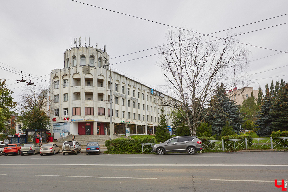 Недавно в Киржаче появился новый памятник, посвященный представителям купеческой династии Соловьевых. Поставили его на деньги местного мецената. Здорово, правда? А вот во Владимире с памятными сооружениями все «не так однозначно». Сейчас разъясним, почему.