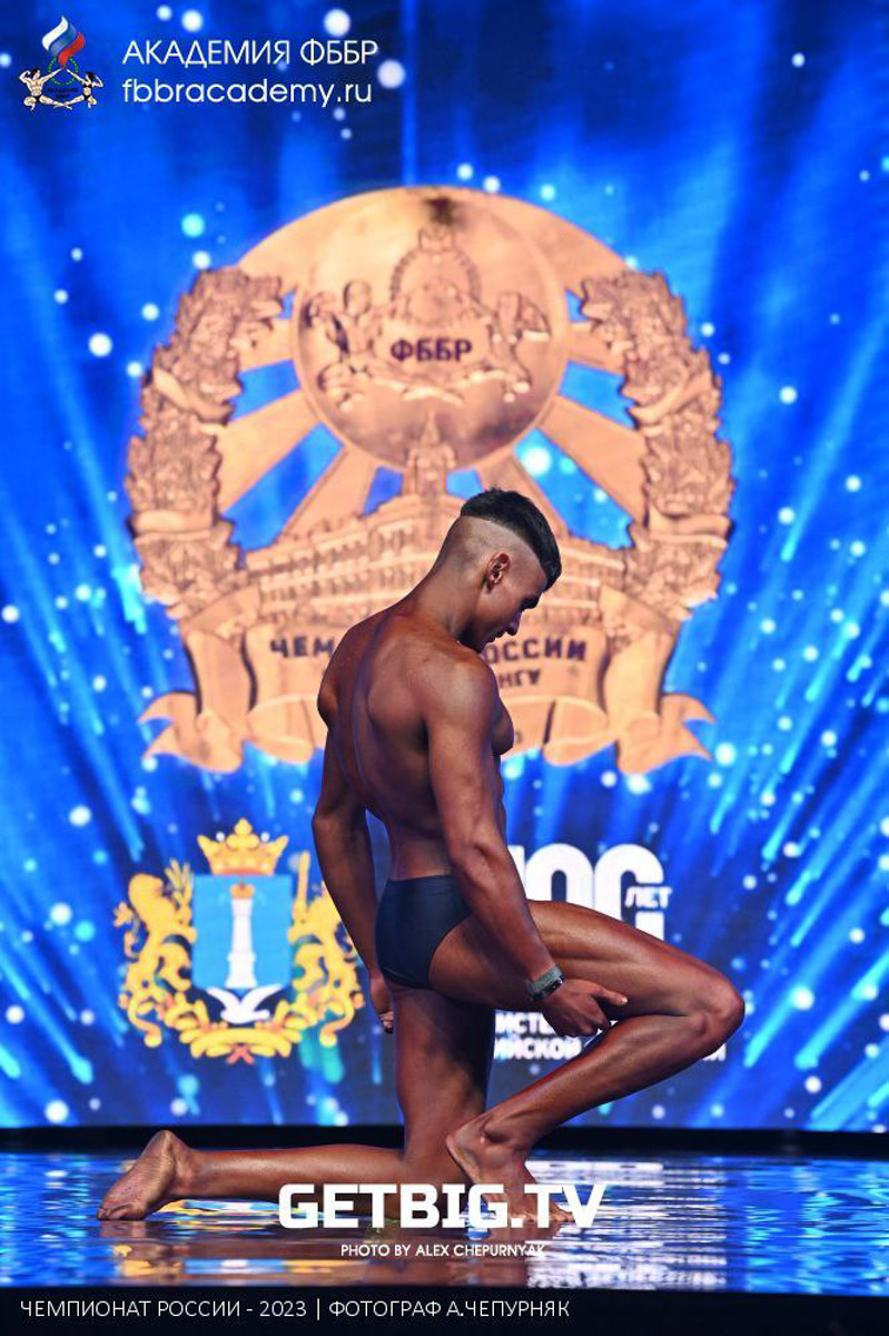 В свои 16 лет Аким Мохаммад имеет идеальные формы и уже работает фитнес- тренером. Недавно владимирский школьник выиграл чемпионат России по бодибилдингу. А ведь в детстве он был щуплым ребенком, в карантин вообще набрал лишний вес. Теперь же рассказывает нашему изданию, как добился таких результатов.