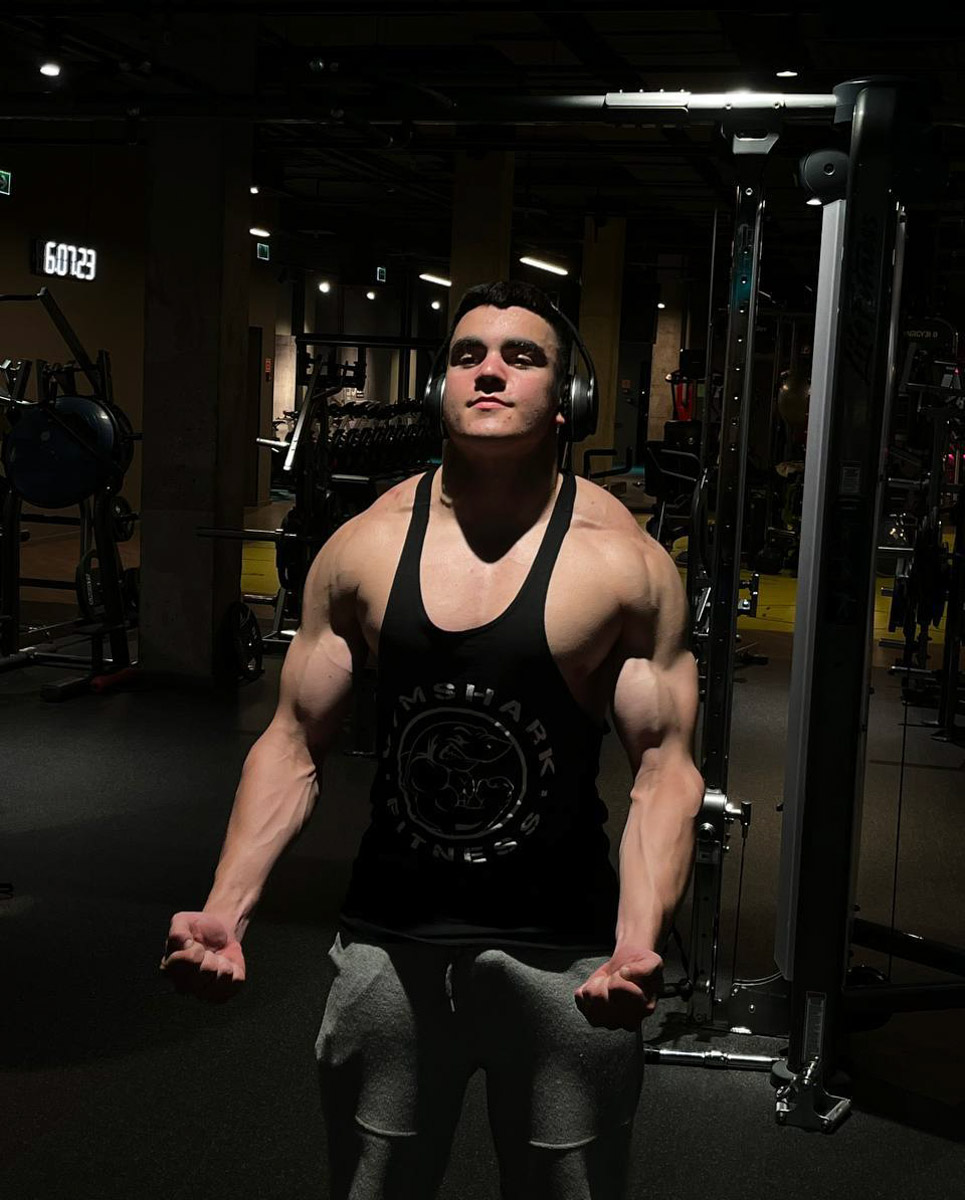 В свои 16 лет Аким Мохаммад имеет идеальные формы и уже работает фитнес- тренером. Недавно владимирский школьник выиграл чемпионат России по бодибилдингу. А ведь в детстве он был щуплым ребенком, в карантин вообще набрал лишний вес. Теперь же рассказывает нашему изданию, как добился таких результатов.