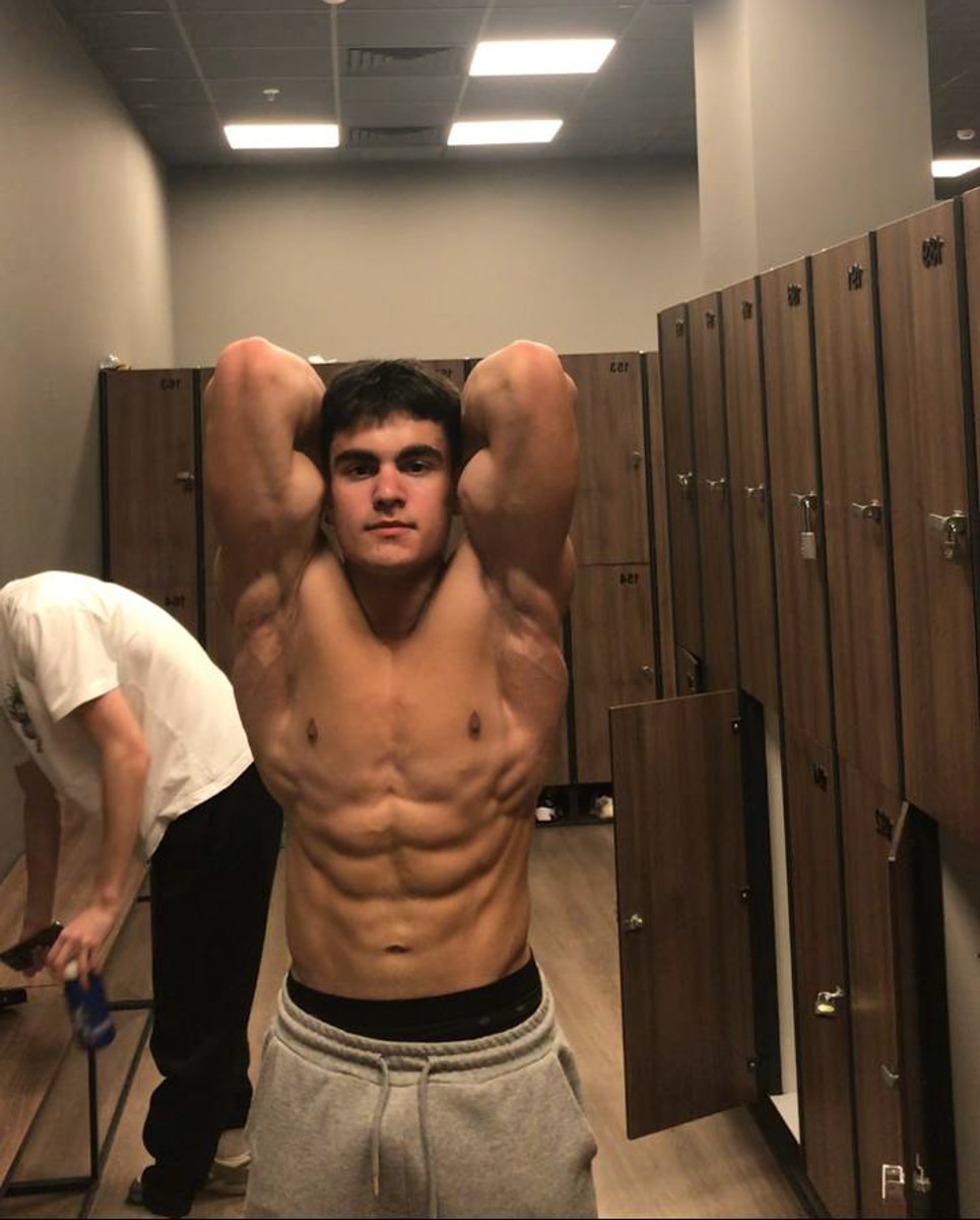 В свои 16 лет Аким Мохаммад имеет идеальные формы и уже работает фитнес- тренером. Недавно владимирский школьник выиграл чемпионат России по бодибилдингу. А ведь в детстве он был щуплым ребенком, в карантин вообще набрал лишний вес. Теперь же рассказывает нашему изданию, как добился таких результатов.