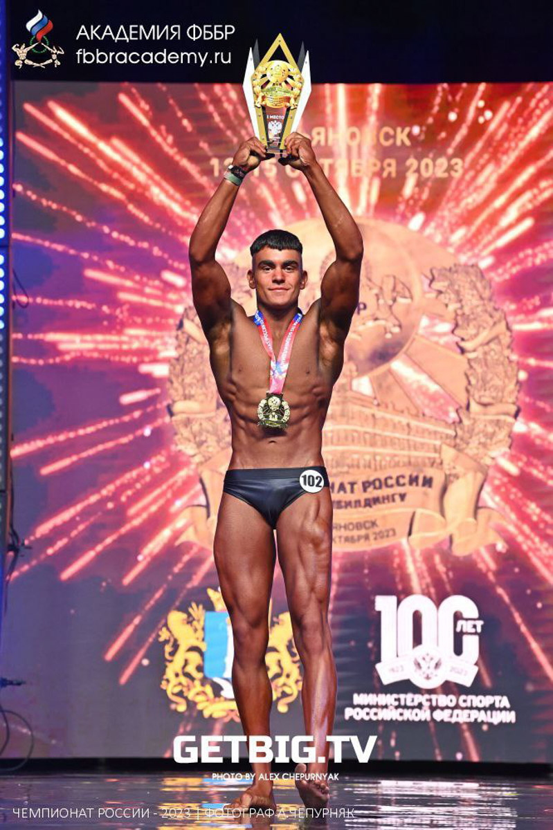 В свои 16 лет Аким Мохаммад имеет идеальные формы и уже работает фитнес- тренером. Недавно владимирский школьник выиграл чемпионат России по бодибилдингу. А ведь в детстве он был щуплым ребенком, в карантин вообще набрал лишний вес. Теперь же рассказывает нашему изданию, как добился таких результатов.