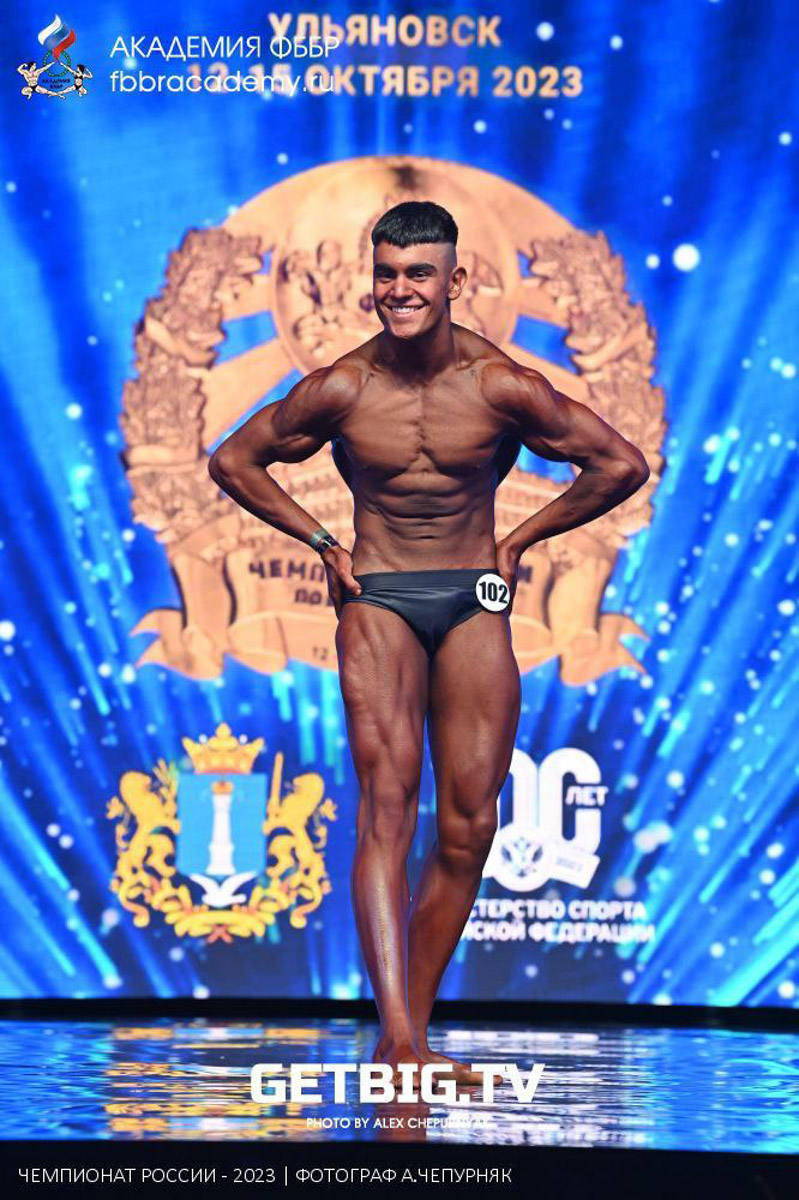 В свои 16 лет Аким Мохаммад имеет идеальные формы и уже работает фитнес- тренером. Недавно владимирский школьник выиграл чемпионат России по бодибилдингу. А ведь в детстве он был щуплым ребенком, в карантин вообще набрал лишний вес. Теперь же рассказывает нашему изданию, как добился таких результатов.