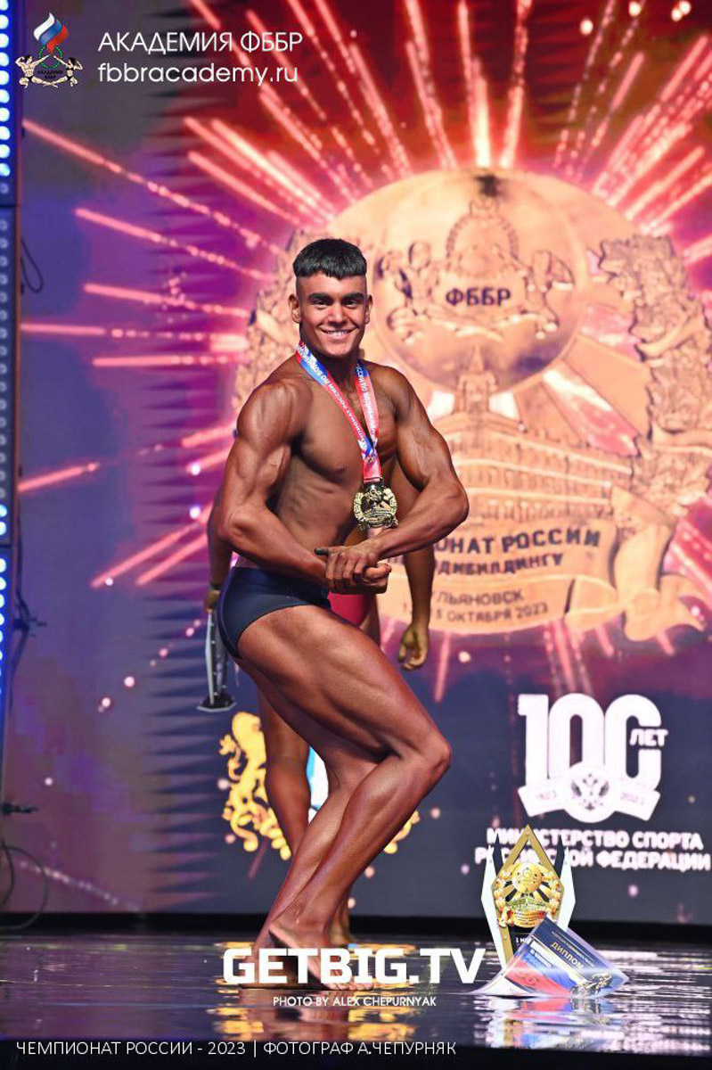 В свои 16 лет Аким Мохаммад имеет идеальные формы и уже работает фитнес- тренером. Недавно владимирский школьник выиграл чемпионат России по бодибилдингу. А ведь в детстве он был щуплым ребенком, в карантин вообще набрал лишний вес. Теперь же рассказывает нашему изданию, как добился таких результатов.