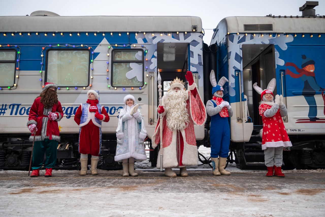 Праздник к нам приходит! А точнее, мчится на всех парах, как скоростной экспресс, везущий сказочную атмосферу новогоднего волшебства и белой магии. И порой вовсе не в переносном, а самом прямом смысле этого слова. Ловите нашу подборку необычных поездов, которые должны прибыть на вокзалы 33-го региона, чтобы подарить нам массу приятных впечатлений.