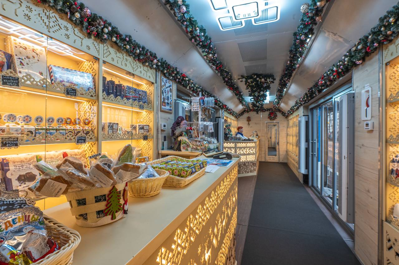 Праздник к нам приходит! А точнее, мчится на всех парах, как скоростной экспресс, везущий сказочную атмосферу новогоднего волшебства и белой магии. И порой вовсе не в переносном, а самом прямом смысле этого слова. Ловите нашу подборку необычных поездов, которые должны прибыть на вокзалы 33-го региона, чтобы подарить нам массу приятных впечатлений.