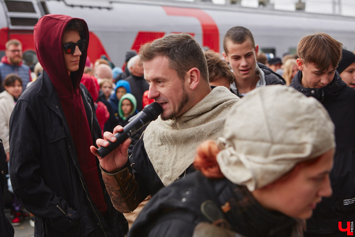 Праздник к нам приходит! А точнее, мчится на всех парах, как скоростной экспресс, везущий сказочную атмосферу новогоднего волшебства и белой магии. И порой вовсе не в переносном, а самом прямом смысле этого слова. Ловите нашу подборку необычных поездов, которые должны прибыть на вокзалы 33-го региона, чтобы подарить нам массу приятных впечатлений.