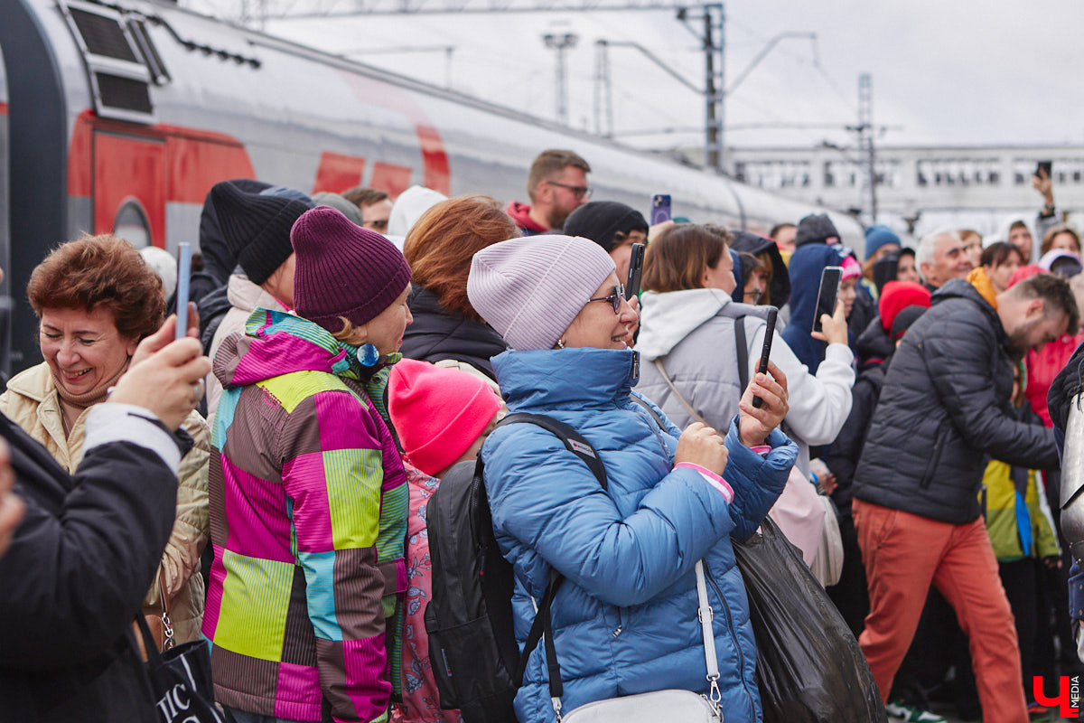 Праздник к нам приходит! А точнее, мчится на всех парах, как скоростной экспресс, везущий сказочную атмосферу новогоднего волшебства и белой магии. И порой вовсе не в переносном, а самом прямом смысле этого слова. Ловите нашу подборку необычных поездов, которые должны прибыть на вокзалы 33-го региона, чтобы подарить нам массу приятных впечатлений.