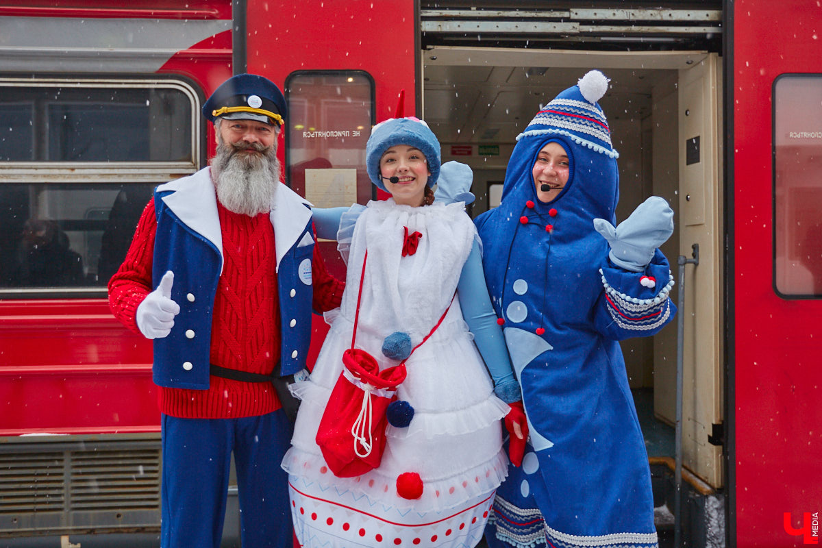 Праздник к нам приходит! А точнее, мчится на всех парах, как скоростной экспресс, везущий сказочную атмосферу новогоднего волшебства и белой магии. И порой вовсе не в переносном, а самом прямом смысле этого слова. Ловите нашу подборку необычных поездов, которые должны прибыть на вокзалы 33-го региона, чтобы подарить нам массу приятных впечатлений.