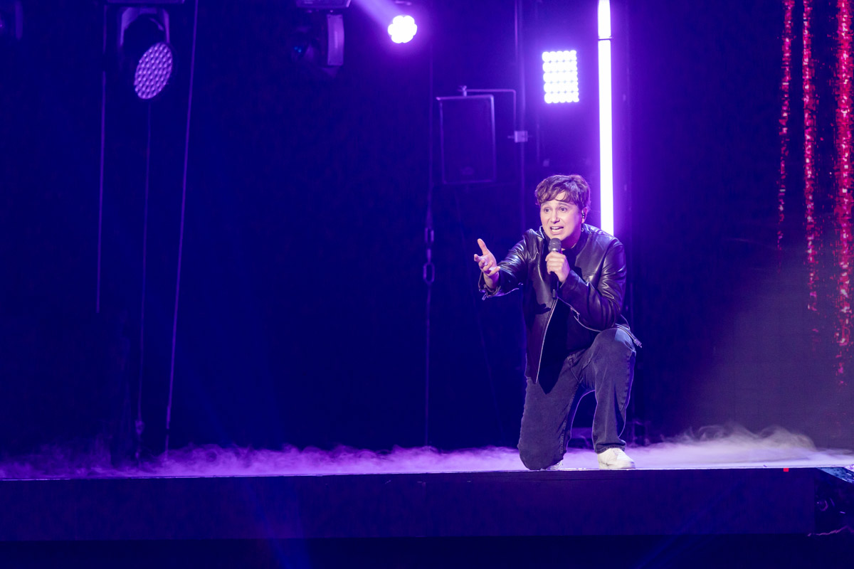 Евгений Кочергин принял участие в музыкальном шоу перевоплощений «Ярче звезд». Певец из Коврова спародировал на сцене проекта Андрея Губина. И, по мнению комика Ивана Абрамова, ему лучших других удалось передать добрую улыбку и наивный взгляд некогда популярного исполнителя.