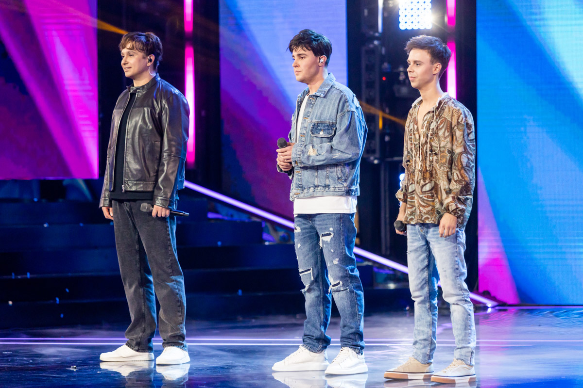 Евгений Кочергин принял участие в музыкальном шоу перевоплощений «Ярче звезд». Певец из Коврова спародировал на сцене проекта Андрея Губина. И, по мнению комика Ивана Абрамова, ему лучших других удалось передать добрую улыбку и наивный взгляд некогда популярного исполнителя.