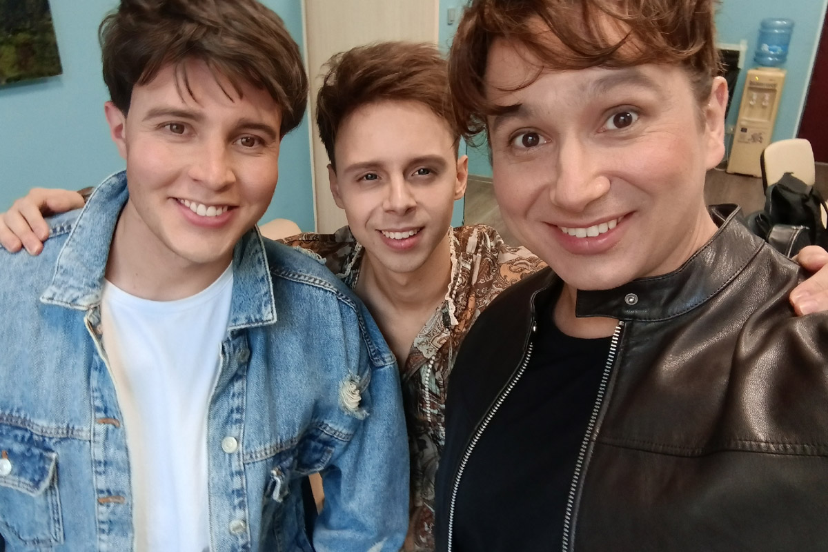 Евгений Кочергин принял участие в музыкальном шоу перевоплощений «Ярче звезд». Певец из Коврова спародировал на сцене проекта Андрея Губина. И, по мнению комика Ивана Абрамова, ему лучших других удалось передать добрую улыбку и наивный взгляд некогда популярного исполнителя.