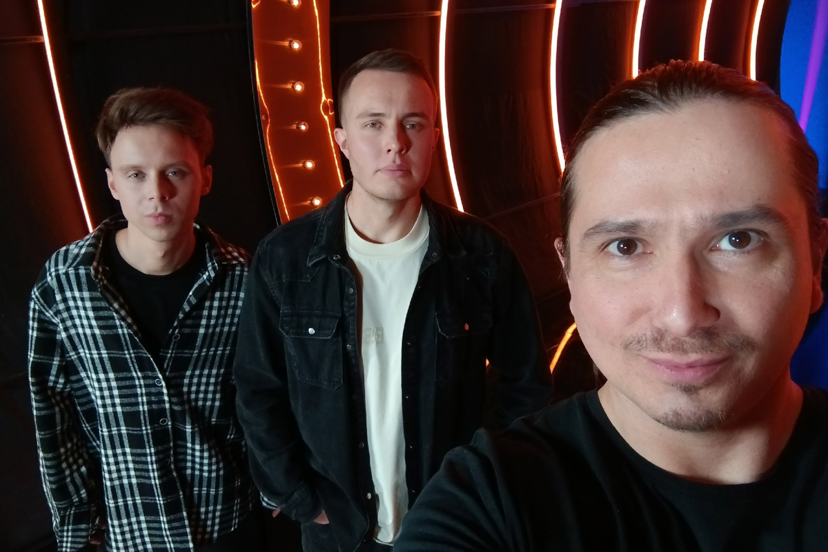 Евгений Кочергин принял участие в музыкальном шоу перевоплощений «Ярче звезд». Певец из Коврова спародировал на сцене проекта Андрея Губина. И, по мнению комика Ивана Абрамова, ему лучших других удалось передать добрую улыбку и наивный взгляд некогда популярного исполнителя.