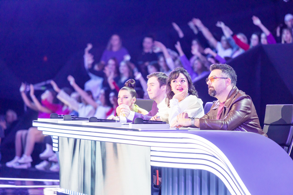 Евгений Кочергин принял участие в музыкальном шоу перевоплощений «Ярче звезд». Певец из Коврова спародировал на сцене проекта Андрея Губина. И, по мнению комика Ивана Абрамова, ему лучших других удалось передать добрую улыбку и наивный взгляд некогда популярного исполнителя.