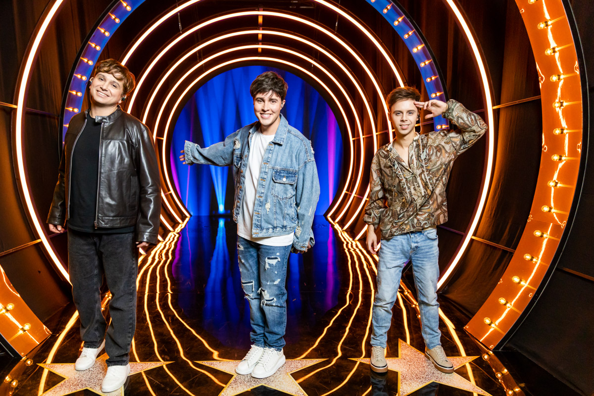 Евгений Кочергин принял участие в музыкальном шоу перевоплощений «Ярче звезд». Певец из Коврова спародировал на сцене проекта Андрея Губина. И, по мнению комика Ивана Абрамова, ему лучших других удалось передать добрую улыбку и наивный взгляд некогда популярного исполнителя.