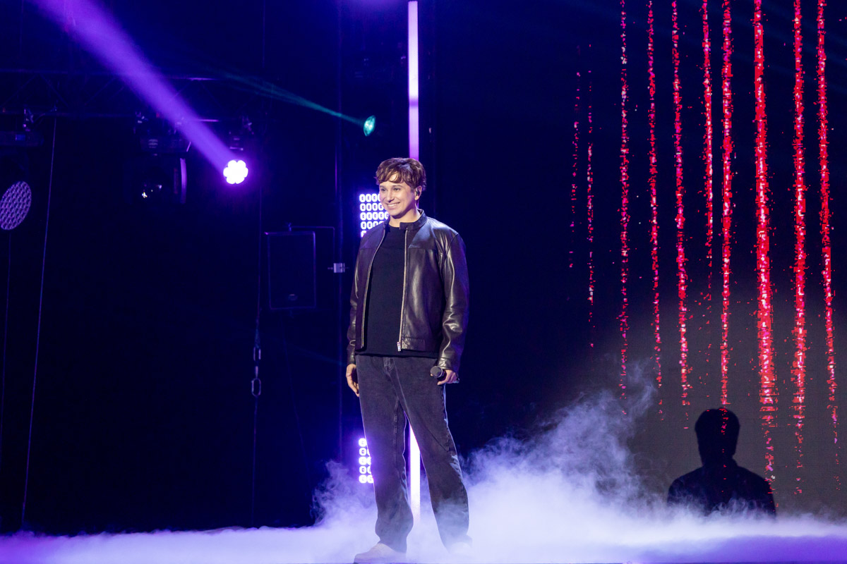 Евгений Кочергин принял участие в музыкальном шоу перевоплощений «Ярче звезд». Певец из Коврова спародировал на сцене проекта Андрея Губина. И, по мнению комика Ивана Абрамова, ему лучших других удалось передать добрую улыбку и наивный взгляд некогда популярного исполнителя.