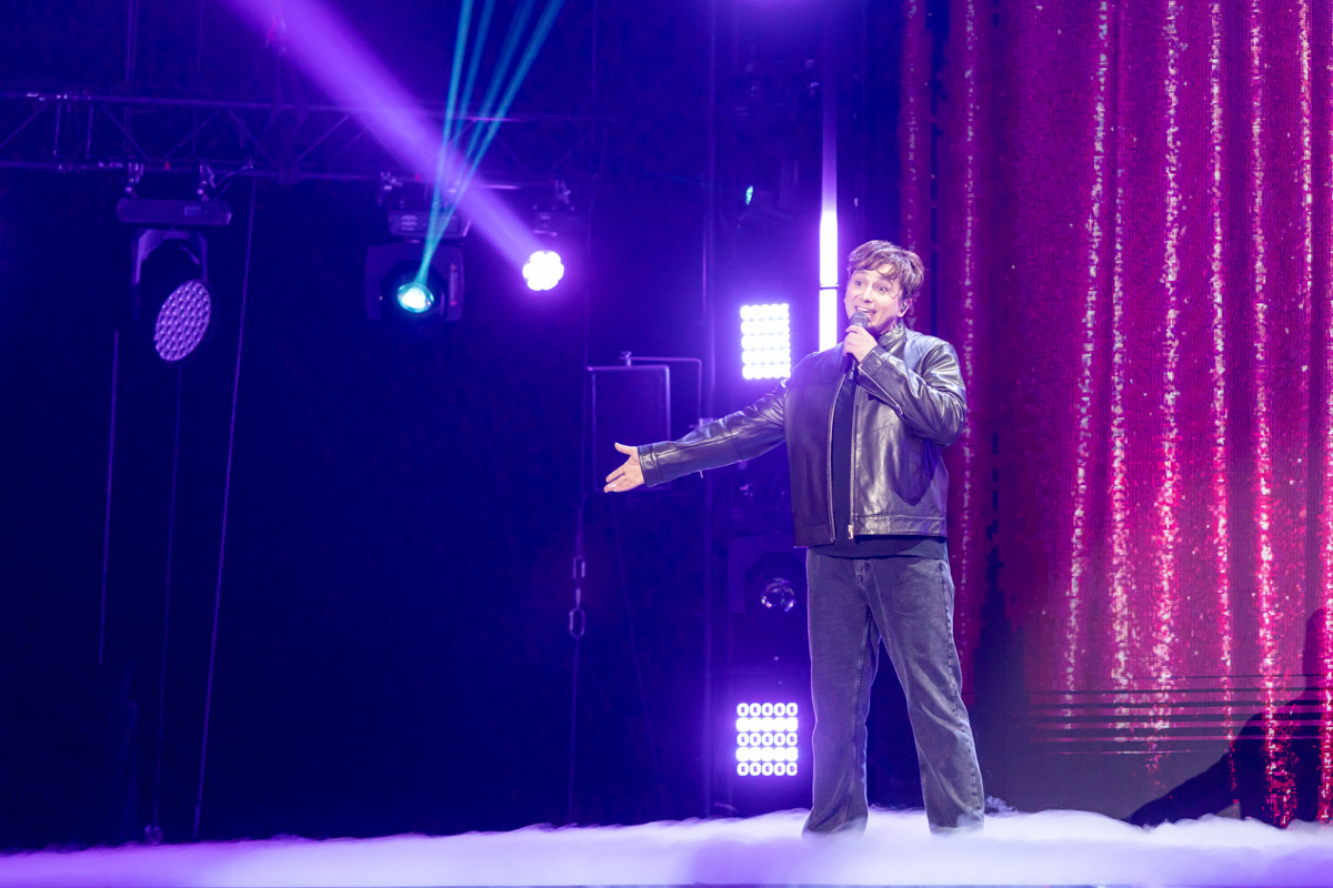 Евгений Кочергин принял участие в музыкальном шоу перевоплощений «Ярче звезд». Певец из Коврова спародировал на сцене проекта Андрея Губина. И, по мнению комика Ивана Абрамова, ему лучших других удалось передать добрую улыбку и наивный взгляд некогда популярного исполнителя.