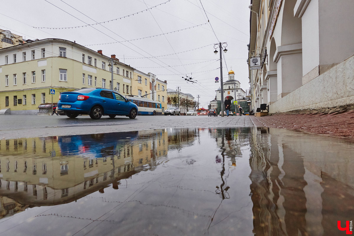 Реставраторы Золотых ворот уверяют, отставания от графика нет, все работы выполняются четко по плану. На объекте трудятся специалисты тюменской компании, которая выиграла торги. И внимательные жители города уже обратили внимание: памятник белокаменного зодчества немного поменял свой цвет.