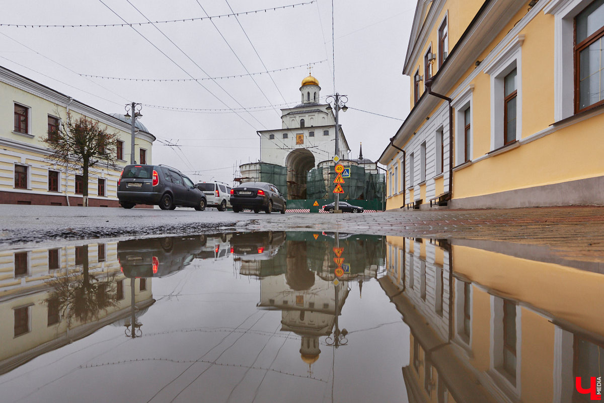 Реставраторы Золотых ворот уверяют, отставания от графика нет, все работы выполняются четко по плану. На объекте трудятся специалисты тюменской компании, которая выиграла торги. И внимательные жители города уже обратили внимание: памятник белокаменного зодчества немного поменял свой цвет.