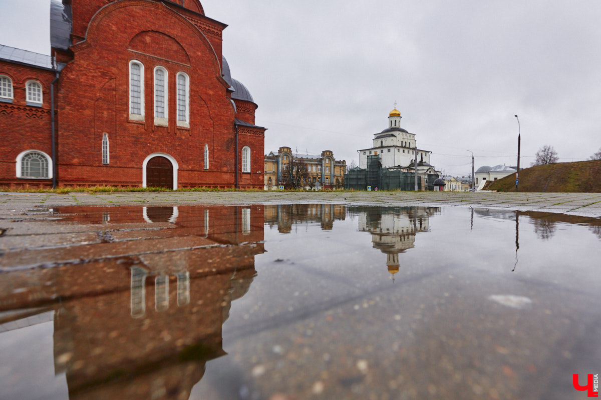 Реставраторы Золотых ворот уверяют, отставания от графика нет, все работы выполняются четко по плану. На объекте трудятся специалисты тюменской компании, которая выиграла торги. И внимательные жители города уже обратили внимание: памятник белокаменного зодчества немного поменял свой цвет.