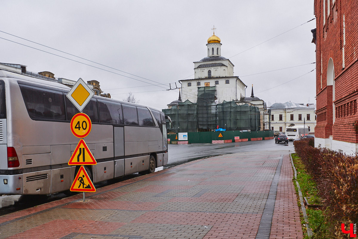 Реставраторы Золотых ворот уверяют, отставания от графика нет, все работы выполняются четко по плану. На объекте трудятся специалисты тюменской компании, которая выиграла торги. И внимательные жители города уже обратили внимание: памятник белокаменного зодчества немного поменял свой цвет.