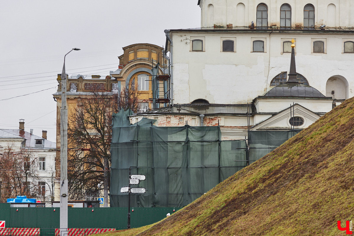 Реставраторы Золотых ворот уверяют, отставания от графика нет, все работы выполняются четко по плану. На объекте трудятся специалисты тюменской компании, которая выиграла торги. И внимательные жители города уже обратили внимание: памятник белокаменного зодчества немного поменял свой цвет.