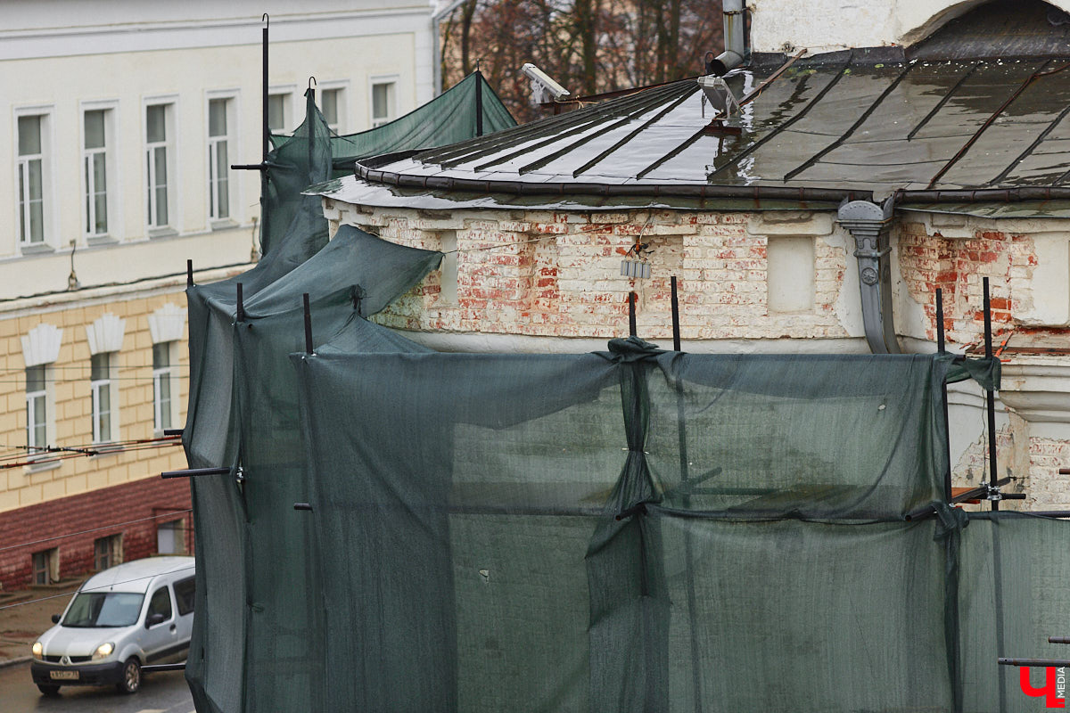 Реставраторы Золотых ворот уверяют, отставания от графика нет, все работы выполняются четко по плану. На объекте трудятся специалисты тюменской компании, которая выиграла торги. И внимательные жители города уже обратили внимание: памятник белокаменного зодчества немного поменял свой цвет.