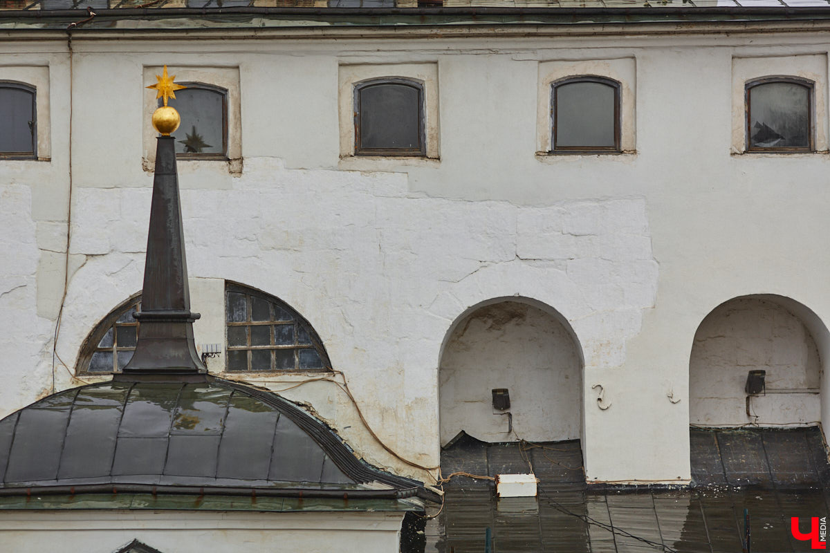 Реставраторы Золотых ворот уверяют, отставания от графика нет, все работы выполняются четко по плану. На объекте трудятся специалисты тюменской компании, которая выиграла торги. И внимательные жители города уже обратили внимание: памятник белокаменного зодчества немного поменял свой цвет.