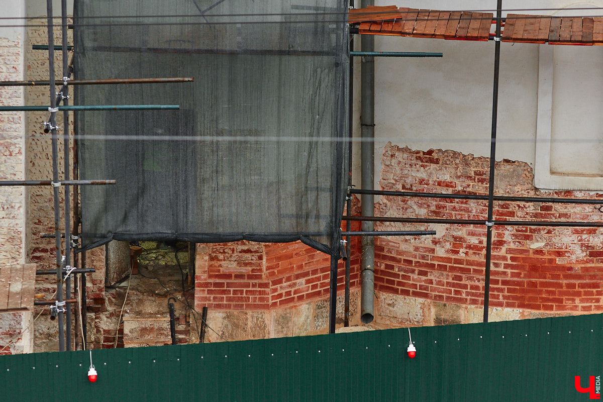 Реставраторы Золотых ворот уверяют, отставания от графика нет, все работы выполняются четко по плану. На объекте трудятся специалисты тюменской компании, которая выиграла торги. И внимательные жители города уже обратили внимание: памятник белокаменного зодчества немного поменял свой цвет.