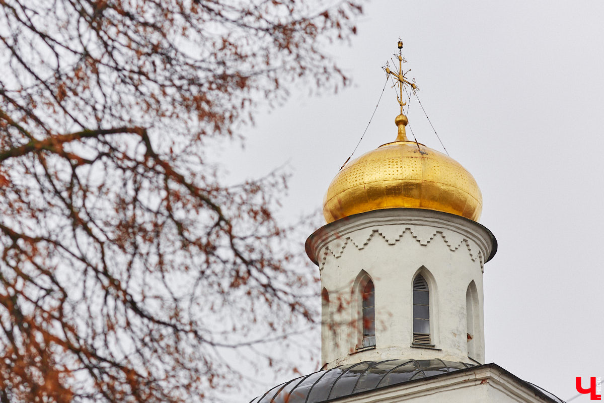 Реставраторы Золотых ворот уверяют, отставания от графика нет, все работы выполняются четко по плану. На объекте трудятся специалисты тюменской компании, которая выиграла торги. И внимательные жители города уже обратили внимание: памятник белокаменного зодчества немного поменял свой цвет.