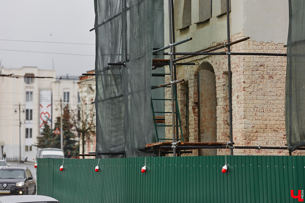 Реставраторы Золотых ворот уверяют, отставания от графика нет, все работы выполняются четко по плану. На объекте трудятся специалисты тюменской компании, которая выиграла торги. И внимательные жители города уже обратили внимание: памятник белокаменного зодчества немного поменял свой цвет.