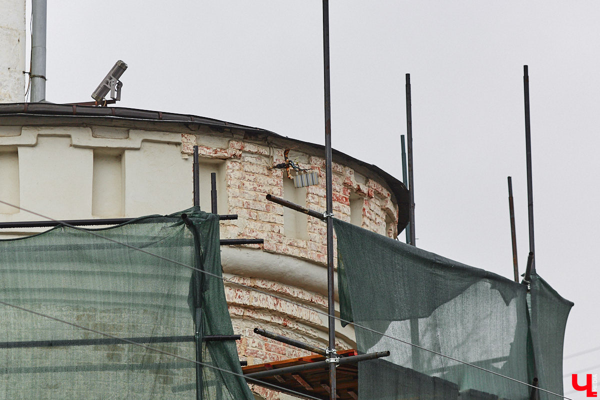 Реставраторы Золотых ворот уверяют, отставания от графика нет, все работы выполняются четко по плану. На объекте трудятся специалисты тюменской компании, которая выиграла торги. И внимательные жители города уже обратили внимание: памятник белокаменного зодчества немного поменял свой цвет.