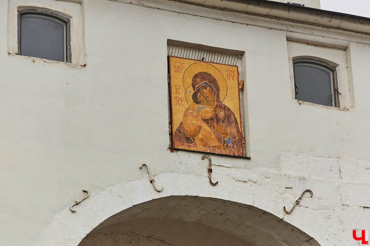 Реставраторы Золотых ворот уверяют, отставания от графика нет, все работы выполняются четко по плану. На объекте трудятся специалисты тюменской компании, которая выиграла торги. И внимательные жители города уже обратили внимание: памятник белокаменного зодчества немного поменял свой цвет.