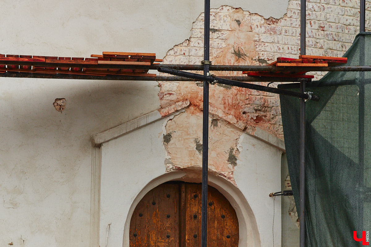 Реставраторы Золотых ворот уверяют, отставания от графика нет, все работы выполняются четко по плану. На объекте трудятся специалисты тюменской компании, которая выиграла торги. И внимательные жители города уже обратили внимание: памятник белокаменного зодчества немного поменял свой цвет.