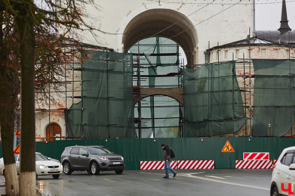 Реставраторы Золотых ворот уверяют, отставания от графика нет, все работы выполняются четко по плану. На объекте трудятся специалисты тюменской компании, которая выиграла торги. И внимательные жители города уже обратили внимание: памятник белокаменного зодчества немного поменял свой цвет.