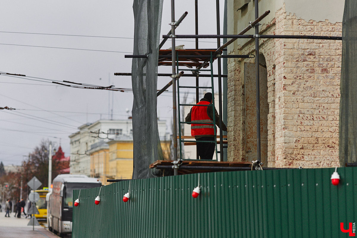 Реставраторы Золотых ворот уверяют, отставания от графика нет, все работы выполняются четко по плану. На объекте трудятся специалисты тюменской компании, которая выиграла торги. И внимательные жители города уже обратили внимание: памятник белокаменного зодчества немного поменял свой цвет.