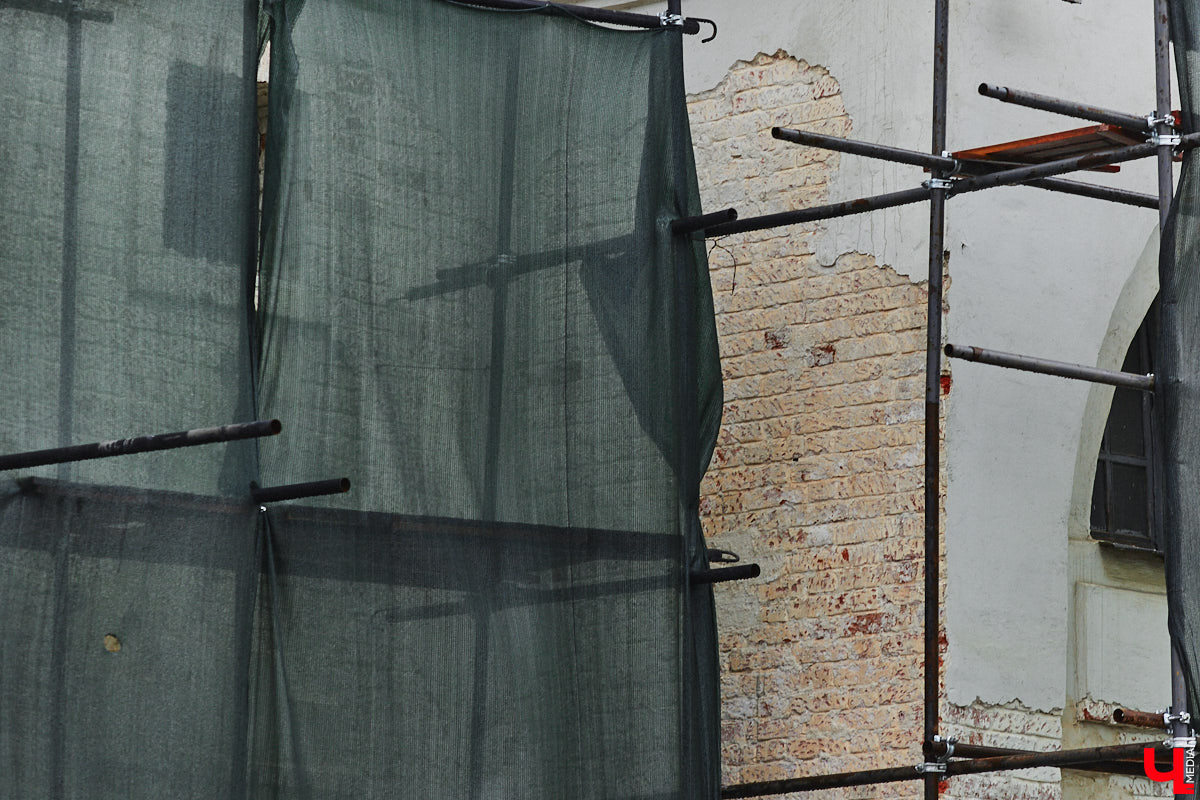 Реставраторы Золотых ворот уверяют, отставания от графика нет, все работы выполняются четко по плану. На объекте трудятся специалисты тюменской компании, которая выиграла торги. И внимательные жители города уже обратили внимание: памятник белокаменного зодчества немного поменял свой цвет.