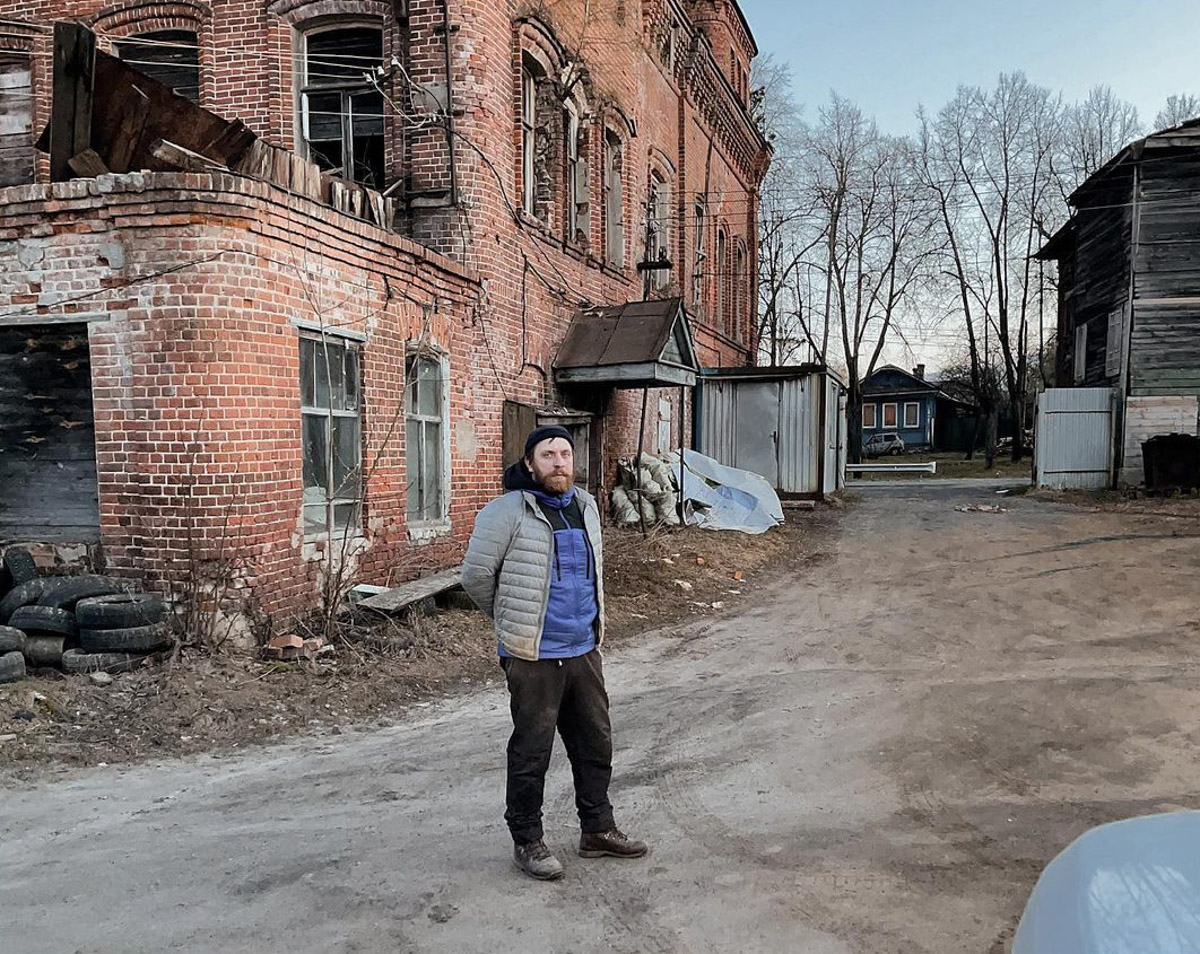 Можно сколько угодно сетовать на состояние исторических построек, а можно взять и что-нибудь сделать. Наглядный тому пример — проект московского филантропа Федора Савинцева. Он выкупил ряд зданий в поселке Мстёра, в том числе объекты фабриканта Крестьянинова, и начал их восстанавливать. О своей инициативе энтузиаст поведал нашему изданию.