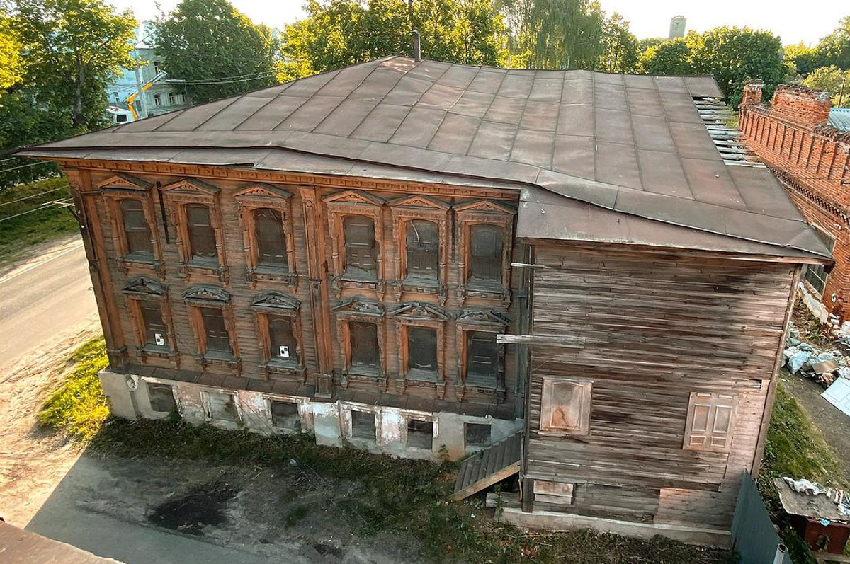 Можно сколько угодно сетовать на состояние исторических построек, а можно взять и что-нибудь сделать. Наглядный тому пример — проект московского филантропа Федора Савинцева. Он выкупил ряд зданий в поселке Мстёра, в том числе объекты фабриканта Крестьянинова, и начал их восстанавливать. О своей инициативе энтузиаст поведал нашему изданию.