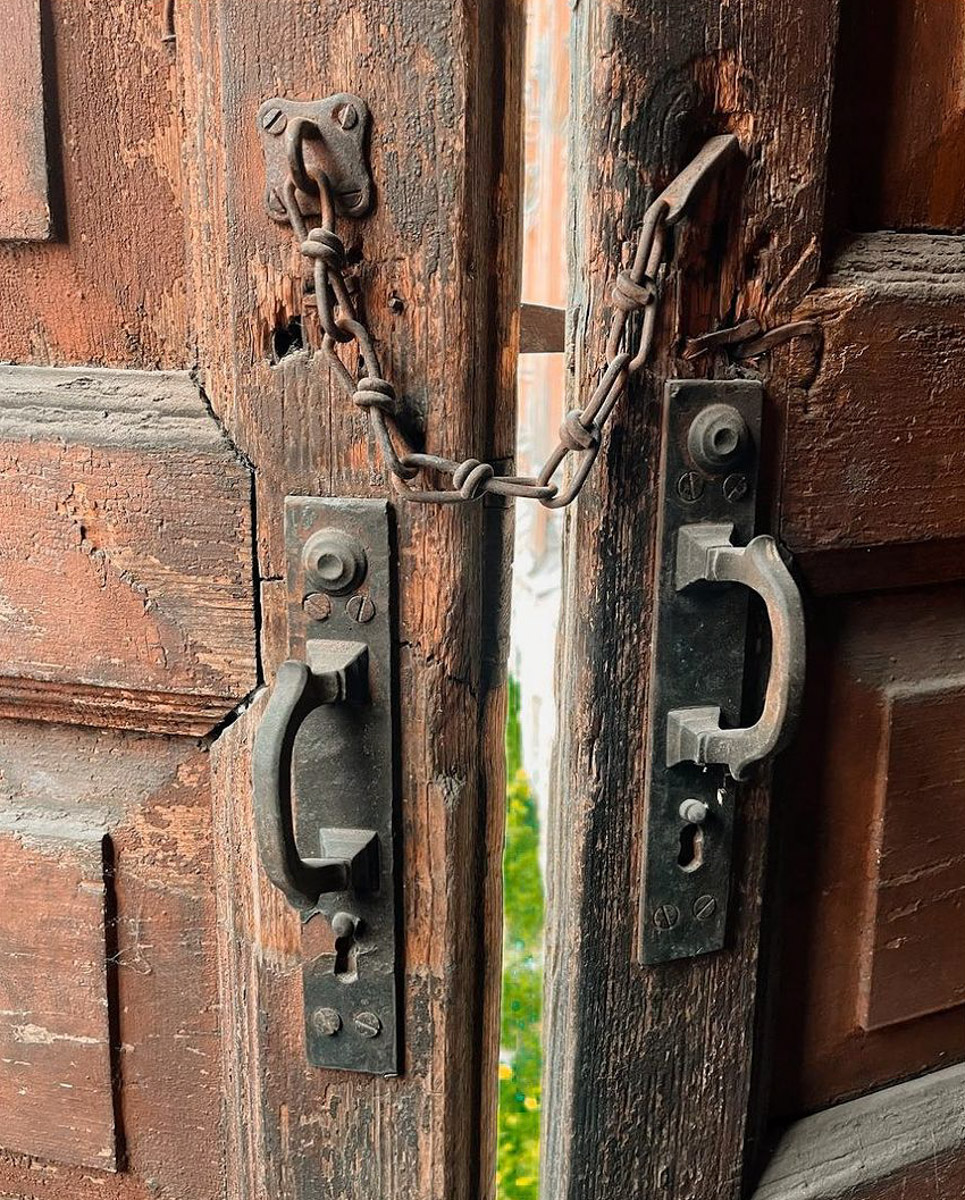 Можно сколько угодно сетовать на состояние исторических построек, а можно взять и что-нибудь сделать. Наглядный тому пример — проект московского филантропа Федора Савинцева. Он выкупил ряд зданий в поселке Мстёра, в том числе объекты фабриканта Крестьянинова, и начал их восстанавливать. О своей инициативе энтузиаст поведал нашему изданию.