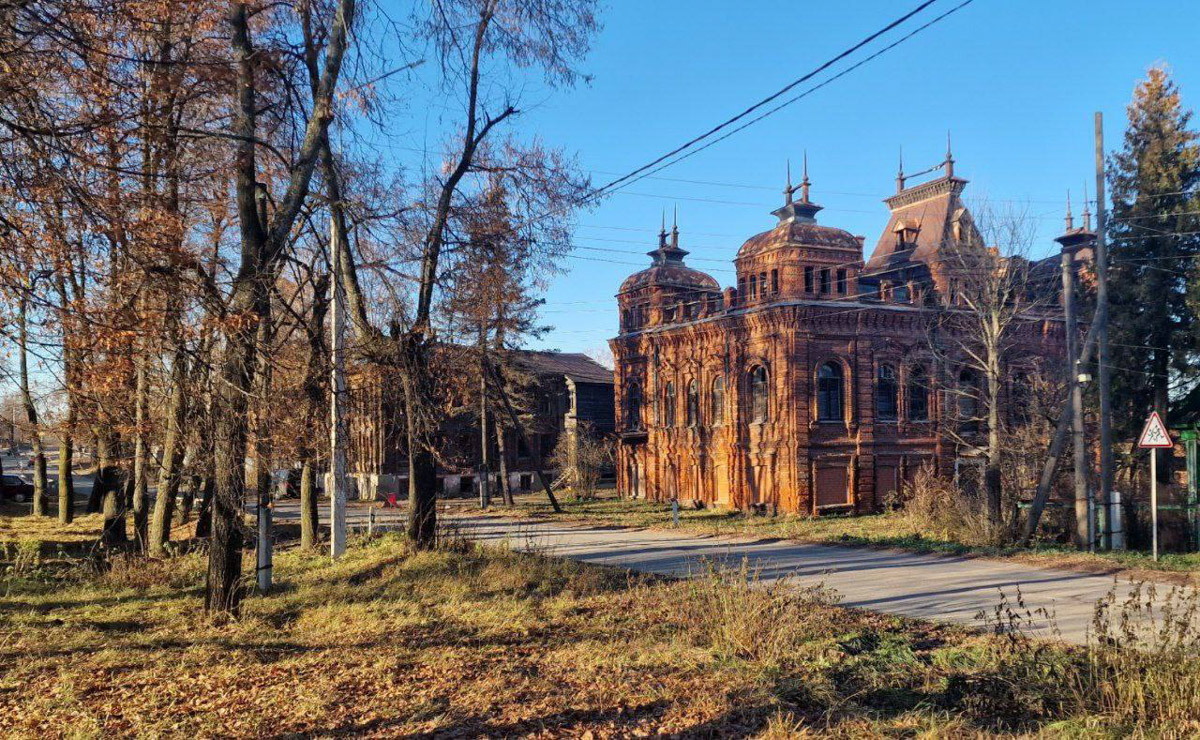 Можно сколько угодно сетовать на состояние исторических построек, а можно взять и что-нибудь сделать. Наглядный тому пример — проект московского филантропа Федора Савинцева. Он выкупил ряд зданий в поселке Мстёра, в том числе объекты фабриканта Крестьянинова, и начал их восстанавливать. О своей инициативе энтузиаст поведал нашему изданию.