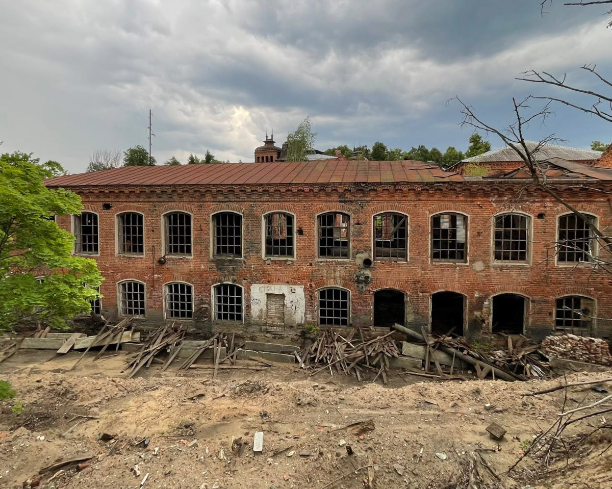 Можно сколько угодно сетовать на состояние исторических построек, а можно взять и что-нибудь сделать. Наглядный тому пример — проект московского филантропа Федора Савинцева. Он выкупил ряд зданий в поселке Мстёра, в том числе объекты фабриканта Крестьянинова, и начал их восстанавливать. О своей инициативе энтузиаст поведал нашему изданию.