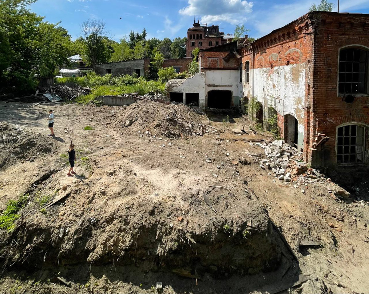 Можно сколько угодно сетовать на состояние исторических построек, а можно взять и что-нибудь сделать. Наглядный тому пример — проект московского филантропа Федора Савинцева. Он выкупил ряд зданий в поселке Мстёра, в том числе объекты фабриканта Крестьянинова, и начал их восстанавливать. О своей инициативе энтузиаст поведал нашему изданию.