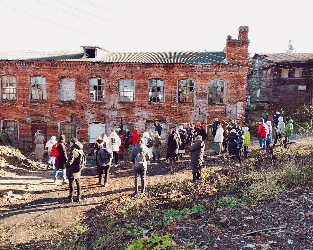 Можно сколько угодно сетовать на состояние исторических построек, а можно взять и что-нибудь сделать. Наглядный тому пример — проект московского филантропа Федора Савинцева. Он выкупил ряд зданий в поселке Мстёра, в том числе объекты фабриканта Крестьянинова, и начал их восстанавливать. О своей инициативе энтузиаст поведал нашему изданию.