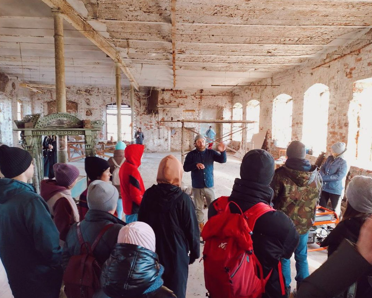 Можно сколько угодно сетовать на состояние исторических построек, а можно взять и что-нибудь сделать. Наглядный тому пример — проект московского филантропа Федора Савинцева. Он выкупил ряд зданий в поселке Мстёра, в том числе объекты фабриканта Крестьянинова, и начал их восстанавливать. О своей инициативе энтузиаст поведал нашему изданию.