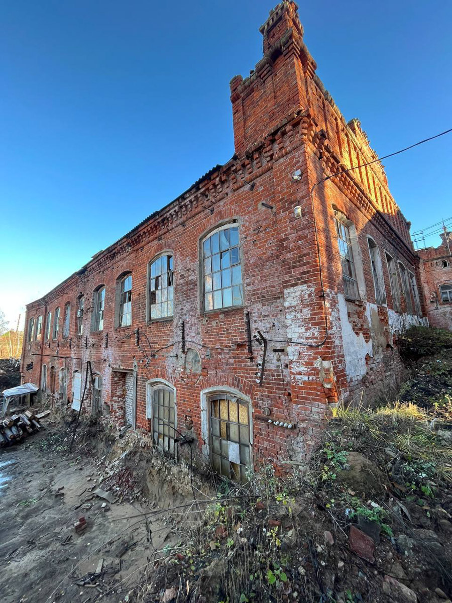 Можно сколько угодно сетовать на состояние исторических построек, а можно взять и что-нибудь сделать. Наглядный тому пример — проект московского филантропа Федора Савинцева. Он выкупил ряд зданий в поселке Мстёра, в том числе объекты фабриканта Крестьянинова, и начал их восстанавливать. О своей инициативе энтузиаст поведал нашему изданию.