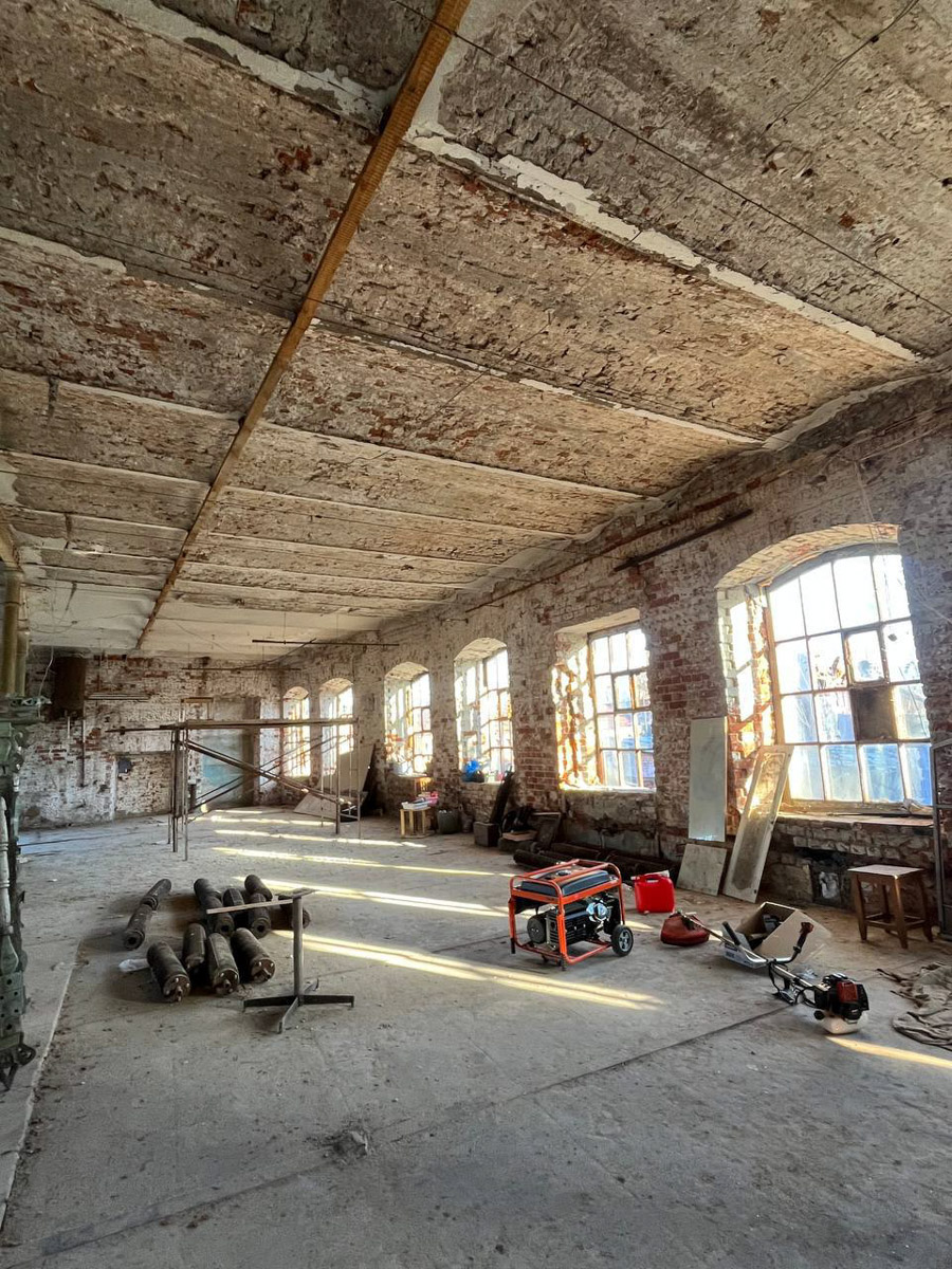 Можно сколько угодно сетовать на состояние исторических построек, а можно взять и что-нибудь сделать. Наглядный тому пример — проект московского филантропа Федора Савинцева. Он выкупил ряд зданий в поселке Мстёра, в том числе объекты фабриканта Крестьянинова, и начал их восстанавливать. О своей инициативе энтузиаст поведал нашему изданию.